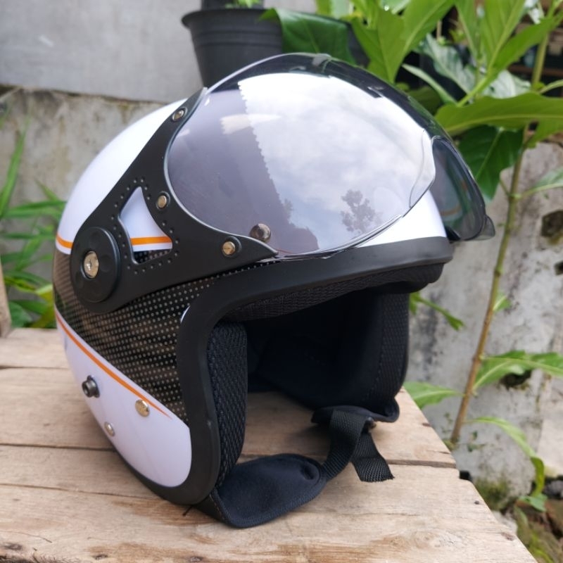 Helm Scoopy Putih Smoke
