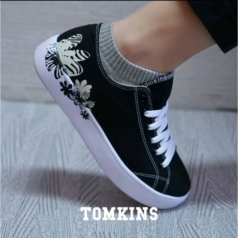 Sepatu Tomkins KIMETSU hitam putih untuk wanita