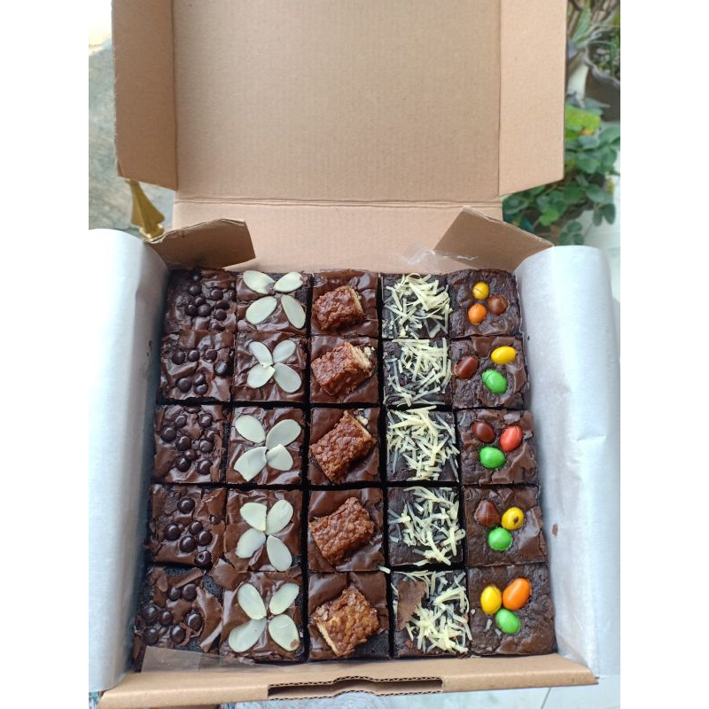 

Fudgy Brownies coklat (brownies panggang) 5 topping ukuran 20x20 Puspa Food