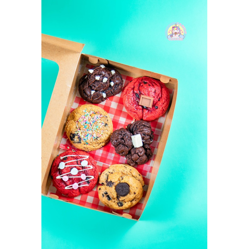 

Set Hampers Wisuda / Birthday / Kado Anniversary Box Soft Baked Cookies VIRAL (isian 6) Oleh Oleh