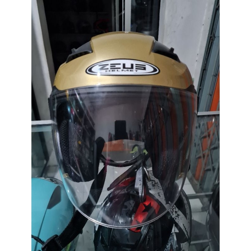 Helm Zeus 611 bekas pakai