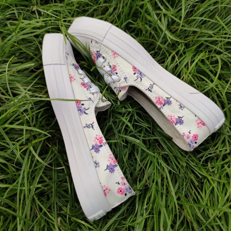 sepatu lubang tali 3 motif flower