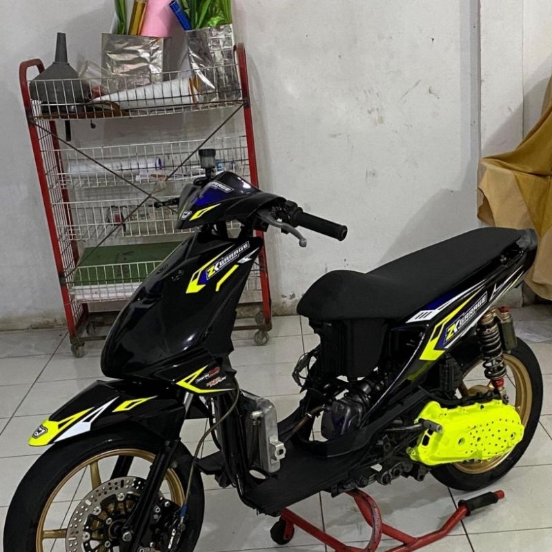 Striping Stiker Sticer Decal Dekal Emblem Motor Honda Beat Karbu Carbu Fi New Deluxe Warna Putih Mer