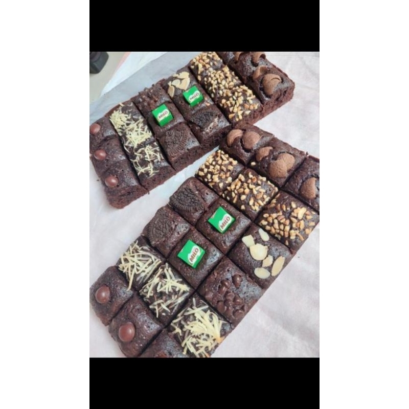 

BUY 1 GET 1 BROWNIES FUDGY SHINY 20X10CM 18 SEKAT GRATIS LILIN DAN UCAPAN