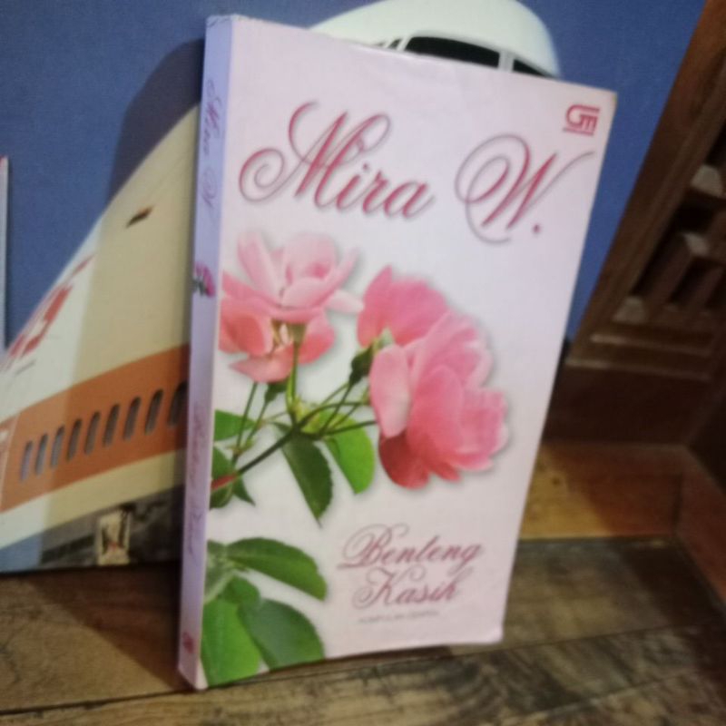 BENTENG KASIH - MIRA W