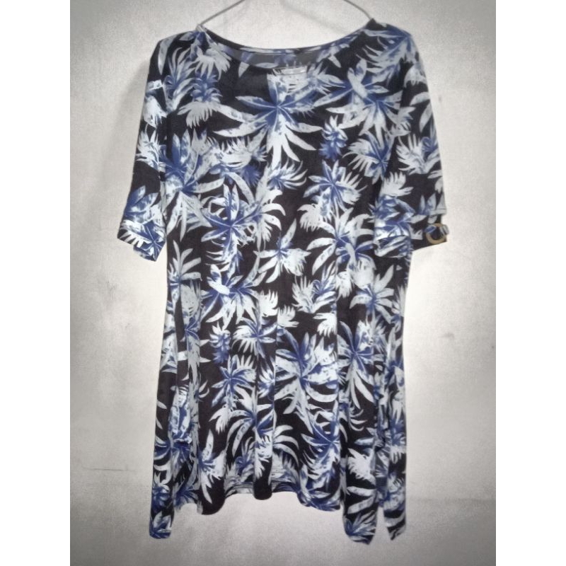 blouse navy lengan pendek bermotif bunga