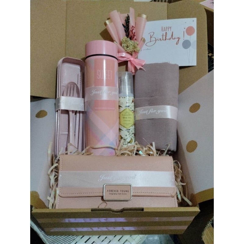 

Hampers Hijab Anak Perempuan Kado Ultah Anak Tersayang
