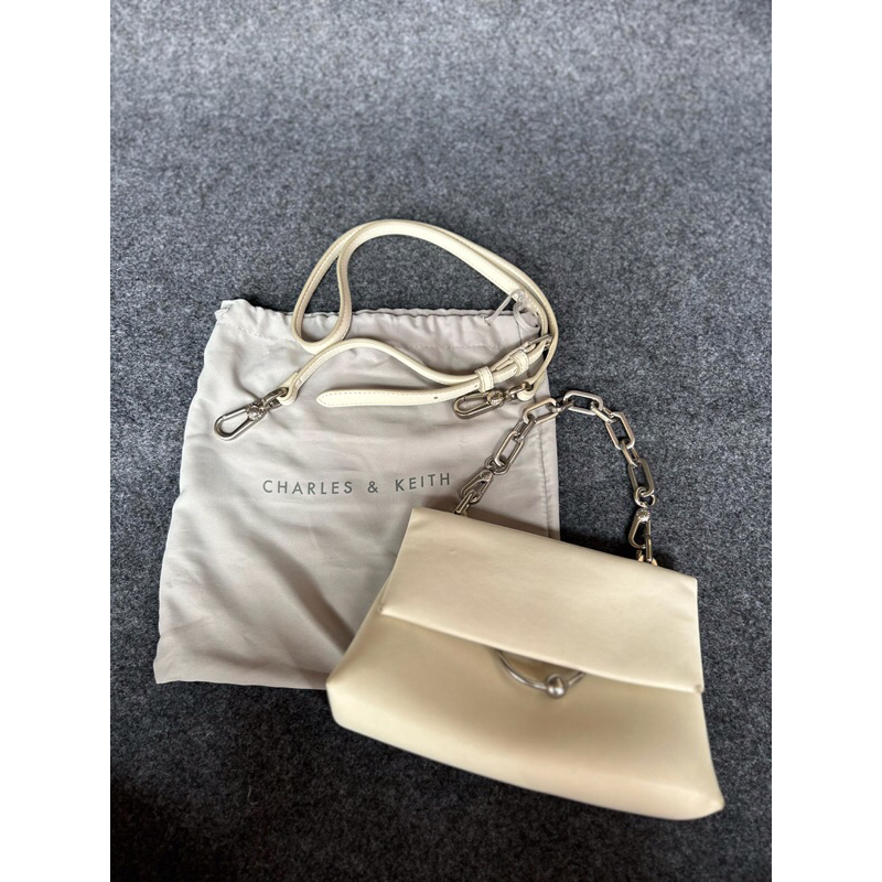 TAS CHARLES & KEITH ORI STORE 100% (PRELOVED) | TAS CHARLES & KEITH | WHITE SLING BAG