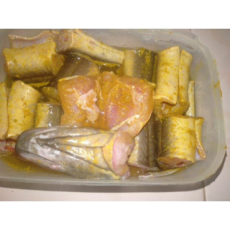 

belut frozen siap goreng .