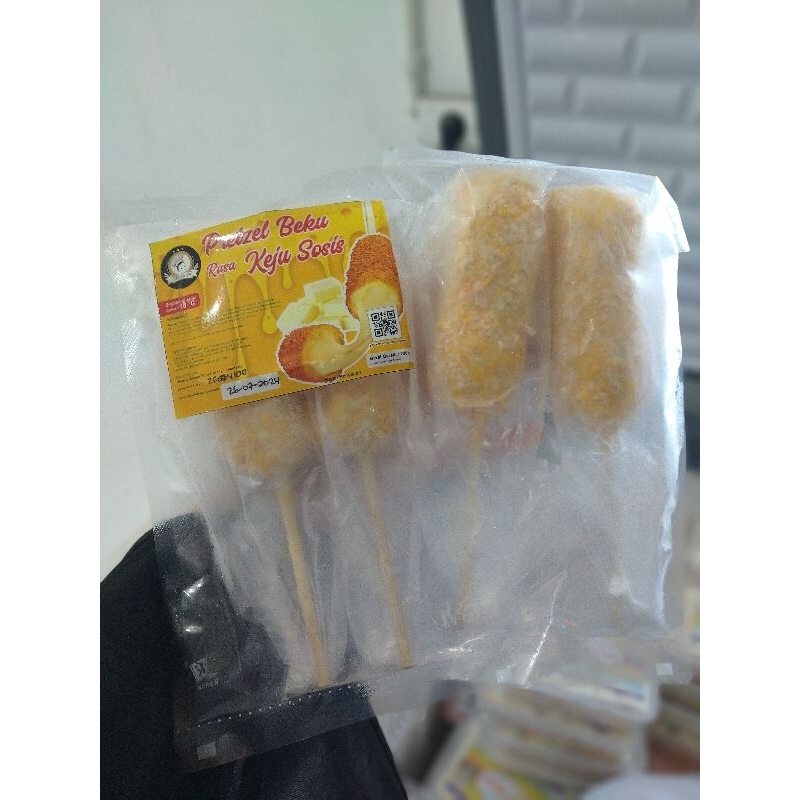 pretzel isi sosis dan keju mozzarella atau corndog