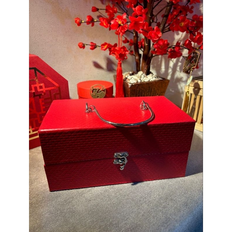 

Kotak Hampers hardbox model harta karun warna merah cocok untuk kue kering/cookies