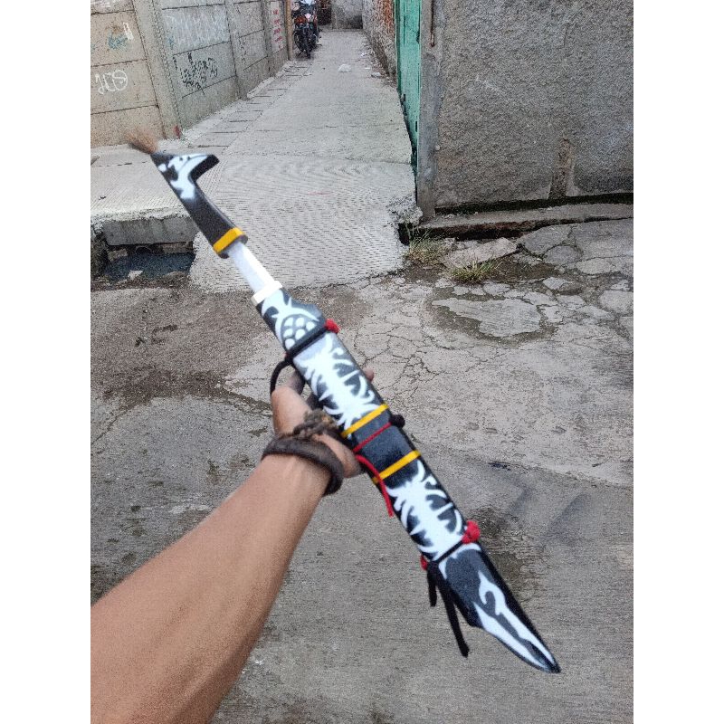 Mandau mainan anak dari kayu dan sarung/Mandau khas Kalimantan Dayak/Mandau untuk acara adat pentas 