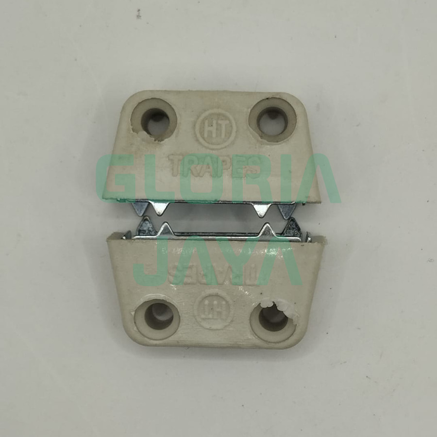 traves trapes siku putih