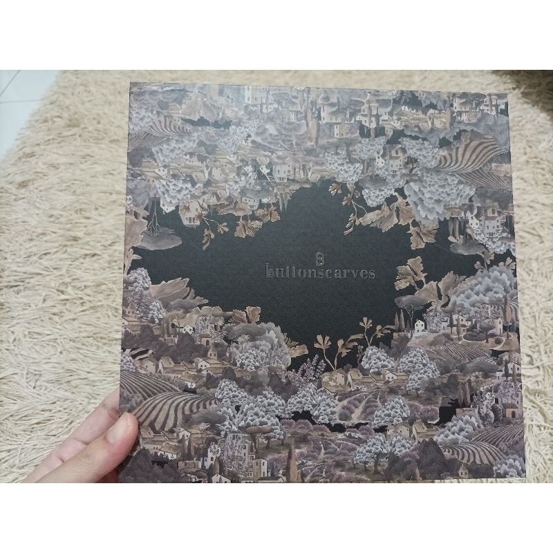 

Box/Kotak Buttonscarves Tuscany Voile Square - Carbone