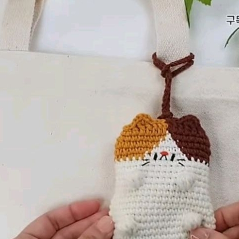 gantungan tas rajut motif kucing