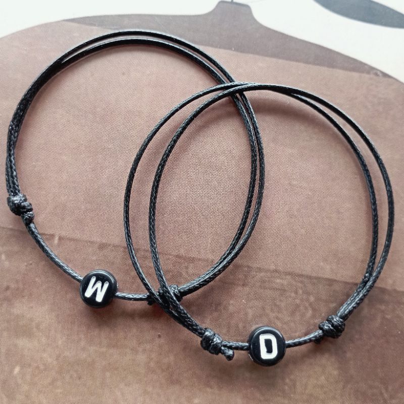 Gelang inisial bulat hitam A-Z