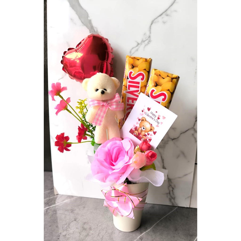 

Bloom Box Boneka teddy bear Coklat Silverqueen dalam rangkaian bunga