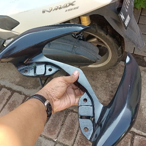 BEHEL JOK BELAKANG YAMAHA NMAX RACING LUBA HITAM/PELANGER JOK BELAKANG YAMAHA NMAX