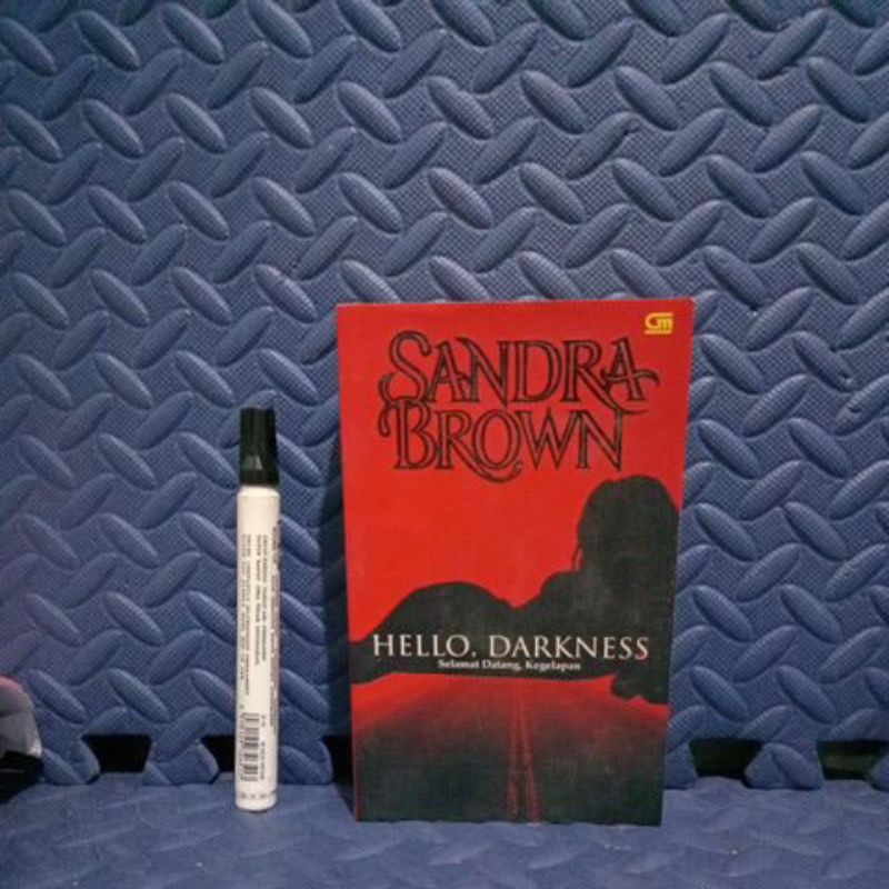 Sandra brown bekas Hello darkness selamat datang kegelapan