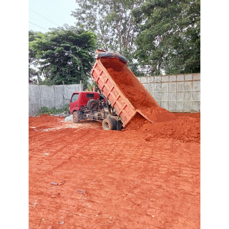 pengurugan Tanah merah