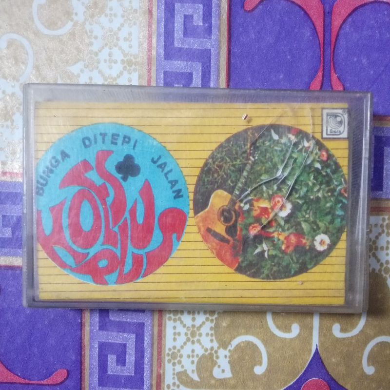 KASET PITA KOES PLUS BUNGA DITEPI JALAN