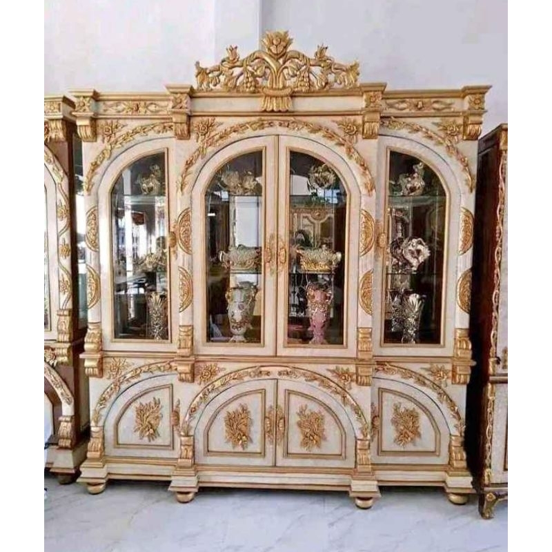lemari pajangan pintu kaca/bufet pajangan pintu 4 motif Manohara cat Duco kombinasi glod/furniture m