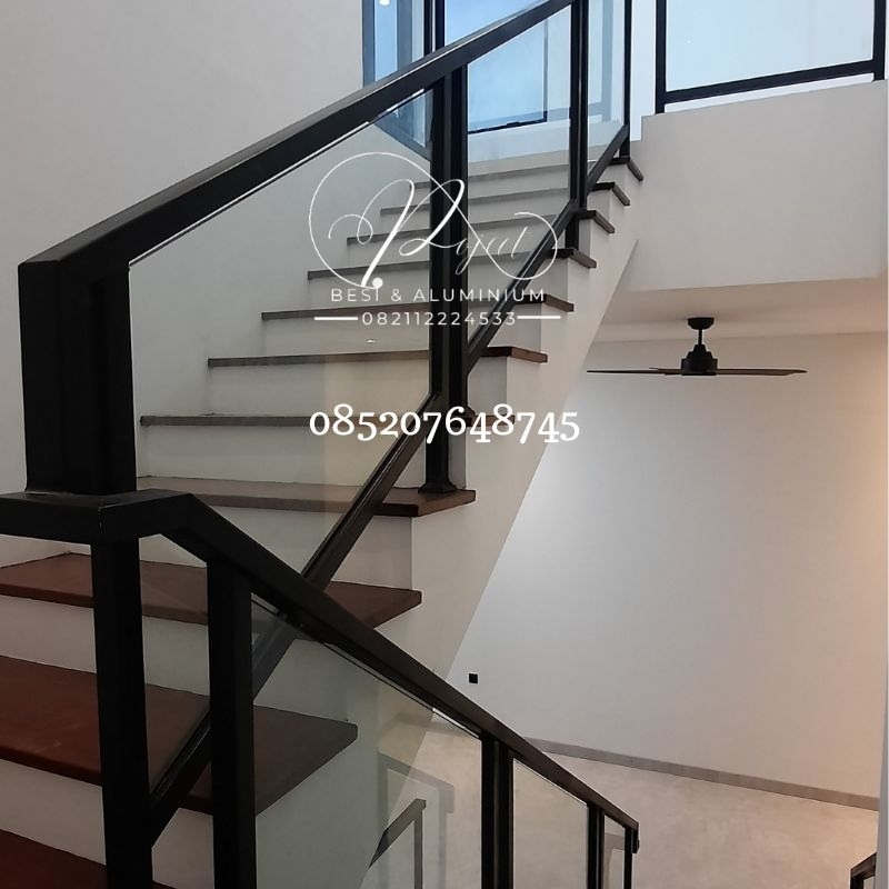 Railing tangga kaca tempered