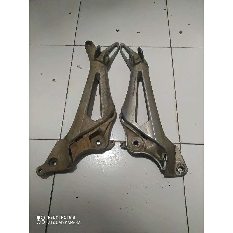 Foot step footstep belakang Supra x 125 non cakram pnp Revo lama original copotan