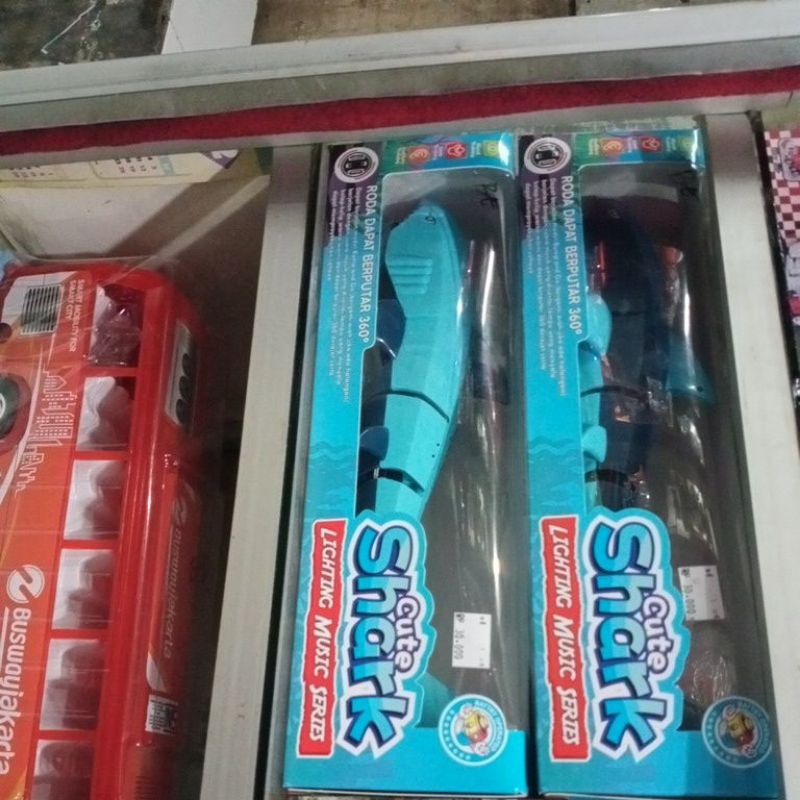 mainan ikan hiu firal