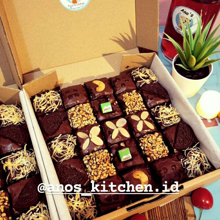 

Terbaru 33 Brownies Fudgy Dark Cokelat Skat Isi 25 pcs Khusus Buat Penggila Cokelat Sejati