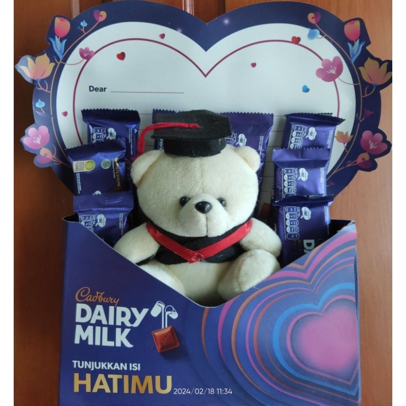 

Buket Cokelat Cadbury Dairy Milk isi 8 x 62gr ( 500gr ) LIMITED EDITION Hampers Hadiah Parsel Parcel Edisi Valentine Kado Ulang Tahun Graduation Valentine's Day Boneka Teddy Bear Letter Box Gift Box Silver Queen Silverqueen Chunkybar Chunky Bar 1kg 3kg