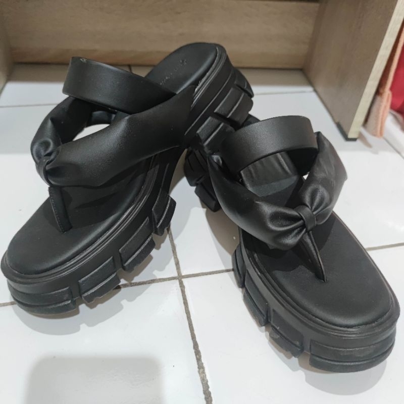 Preloved Fayt x 3Mongkis Naomi Sandal Jepit Model Wedges Empuk Kulit Sintetis Ukuran 40cm