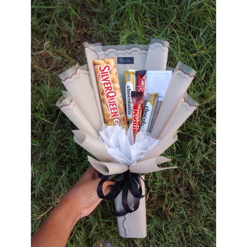 

BUKET COKLAT SILVERQUEEN DAN ROLL COKLAT/BUKET VALENTINE