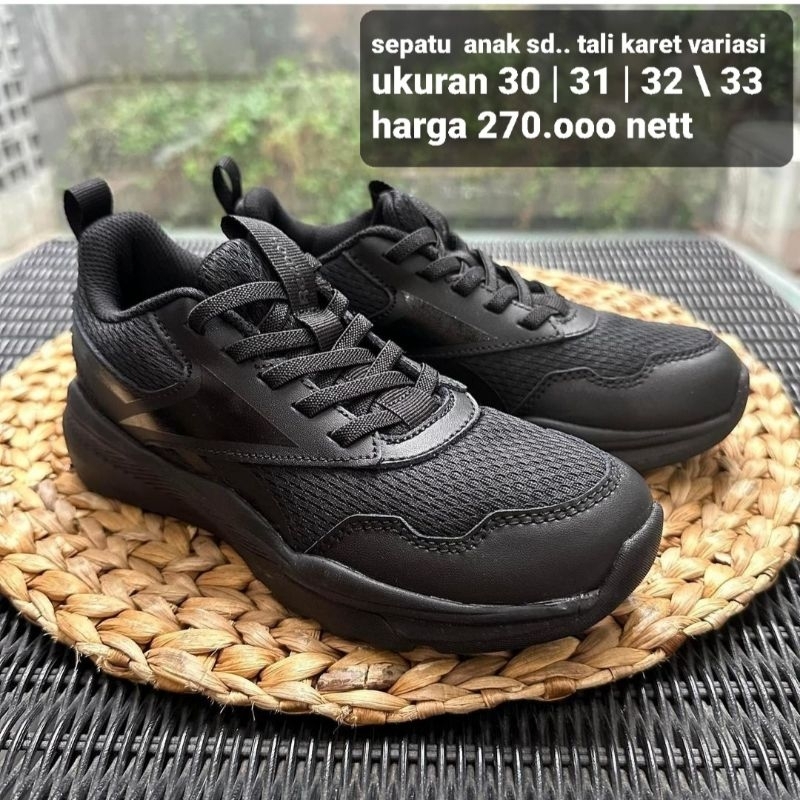 Sepatu hitam polos reebok original sale