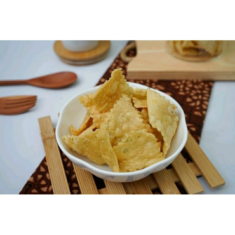 

cemilan pangsit bawang daun seledri gurih renyah