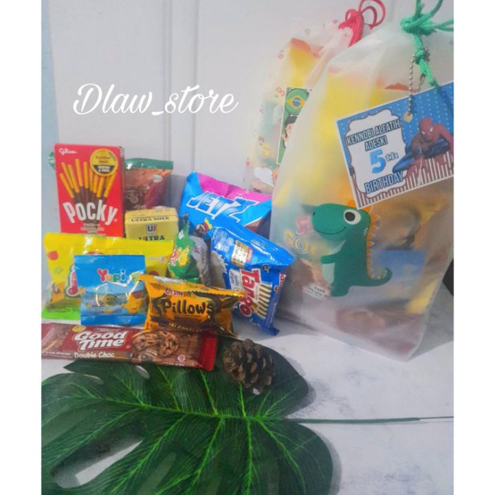 

Free Ongkir Paket Snack dan Souvenir Ulang tahun termurah Hampers Ulang tahun Kemasan Pouch Free card