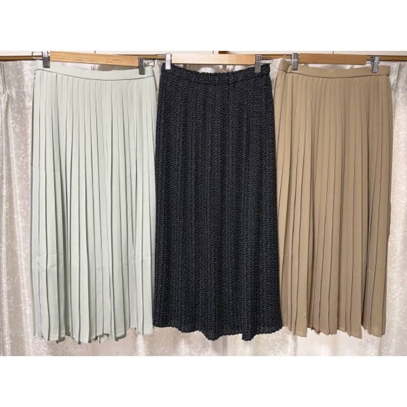 Uniqlo Pleated Skirt (Rok Plisket Polka, Sage Mint Green, Beige)