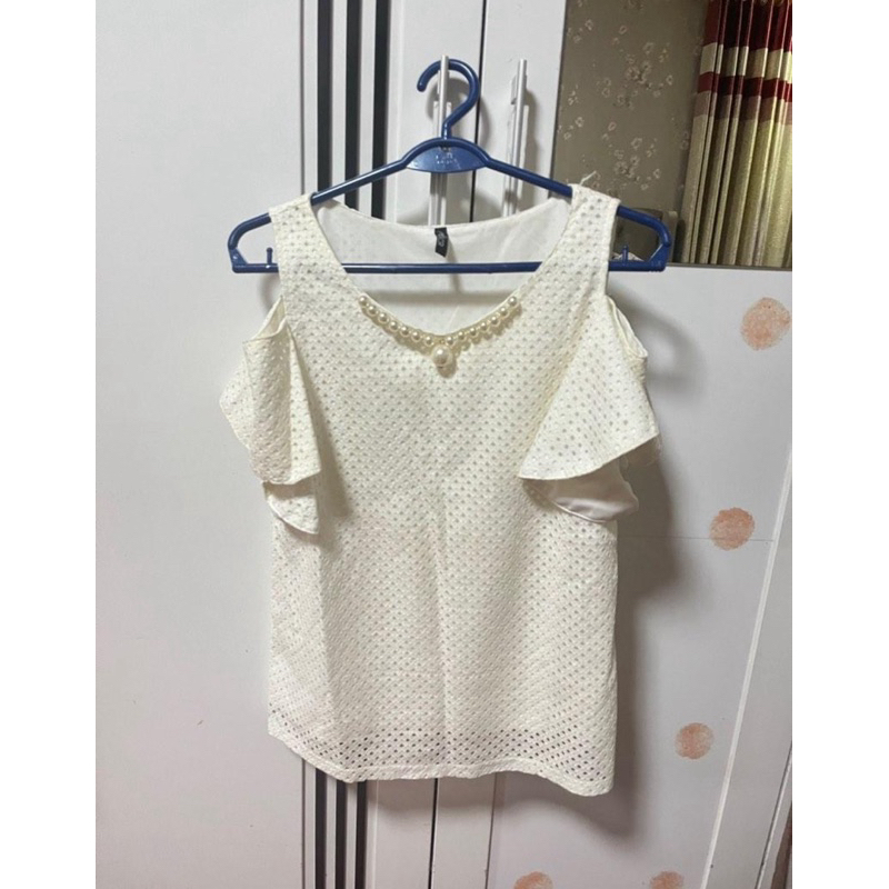 Atasan Putih Cavalier pundak bolong