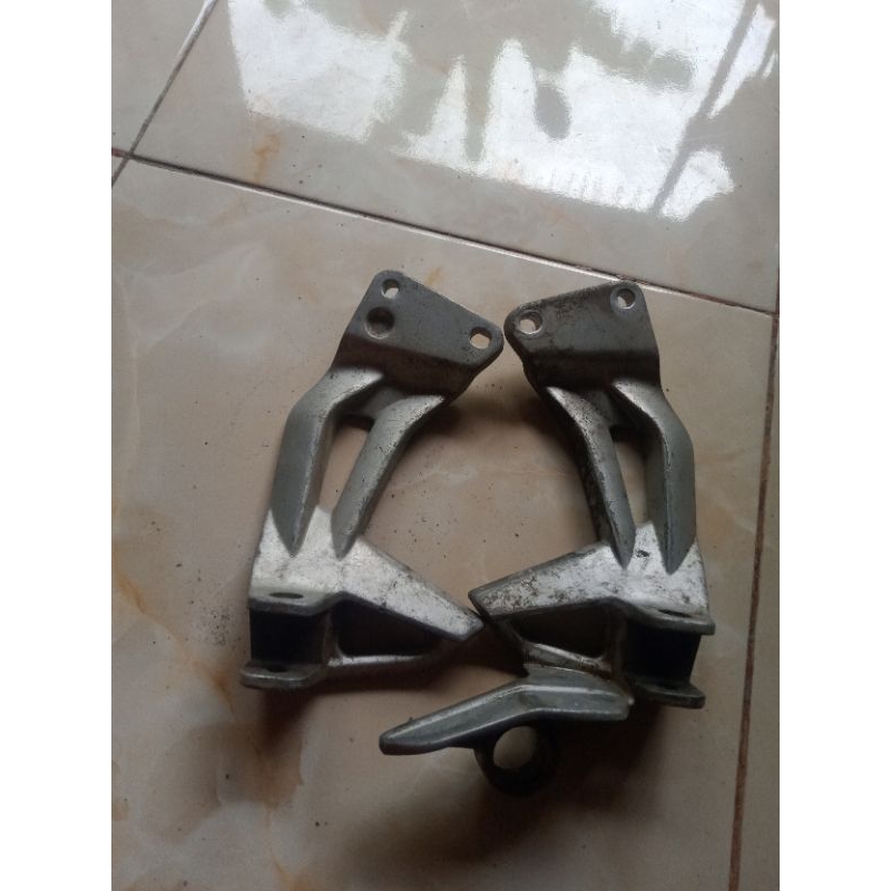 pustep belkng  motor Jupiter z kanan kiri asli original seken