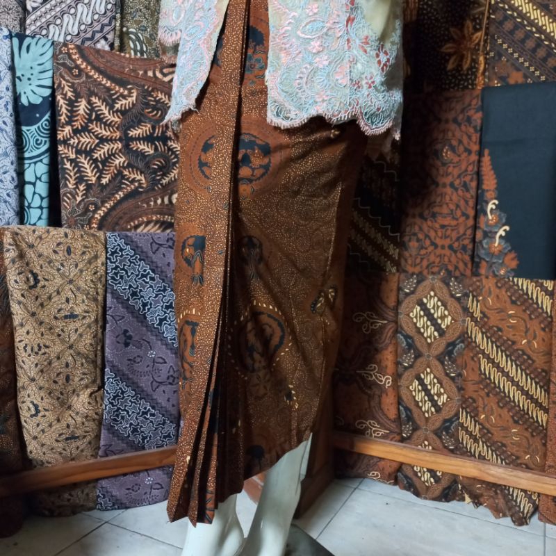 Rok Wiru Kemeja Batik Motif Ratu Ratih dan Jarik Sogan Batik Malyka Solo