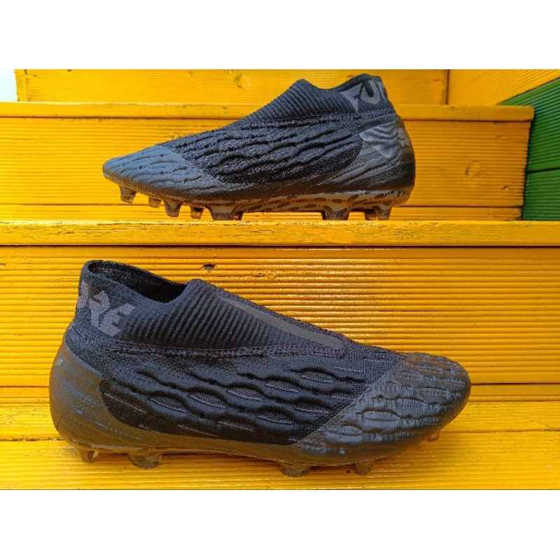 Sepatu  bola futsal second original size 44.5