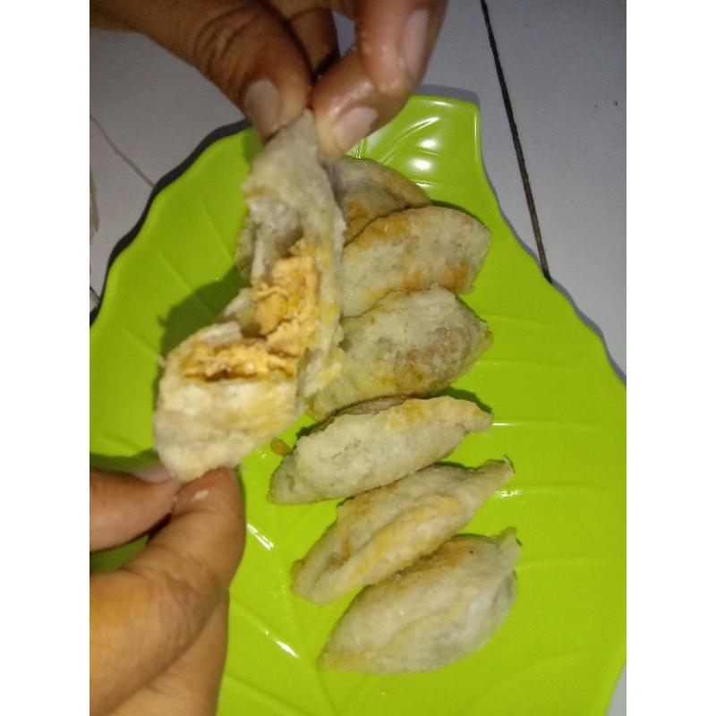 

Cireng isi ayam suwir pedas (isi 10pcs) produk UMKM di jamin kelezatannya