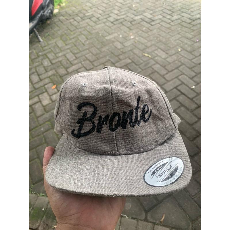 Topi Yupoong Classic Bronte
