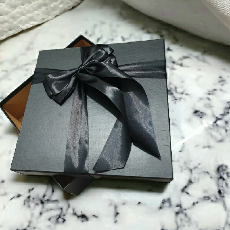 

Kotak Kado All Black Premium Ukuran 20 cm x 20 cm x 8 cm