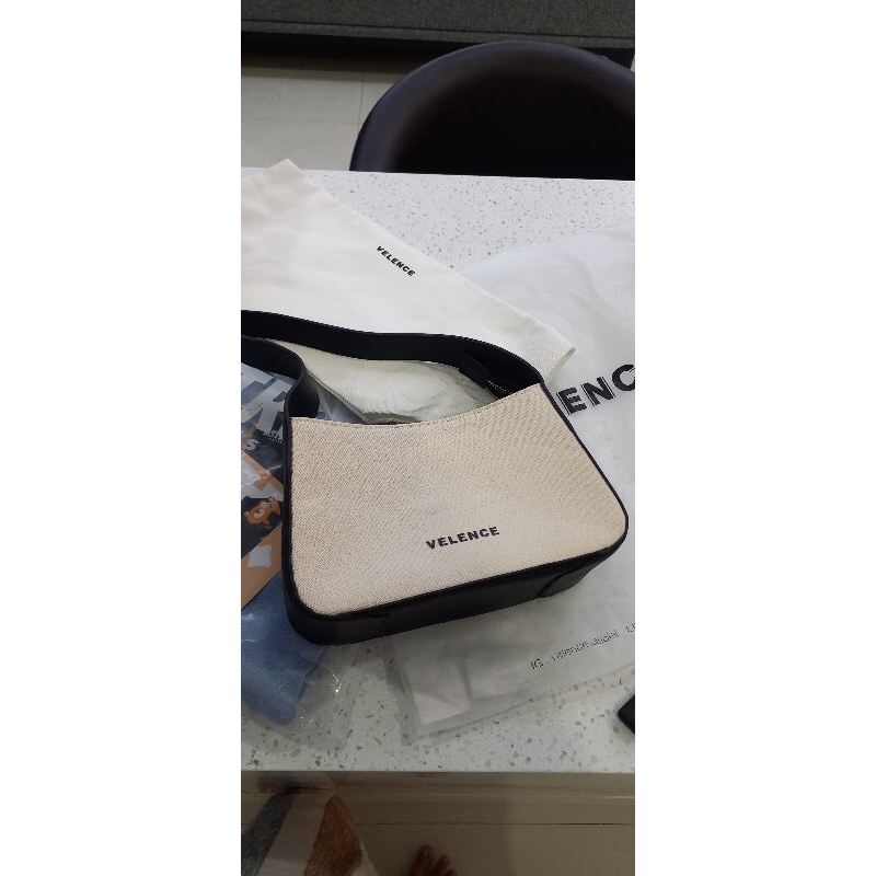 VelenceCanvasShoulderBag