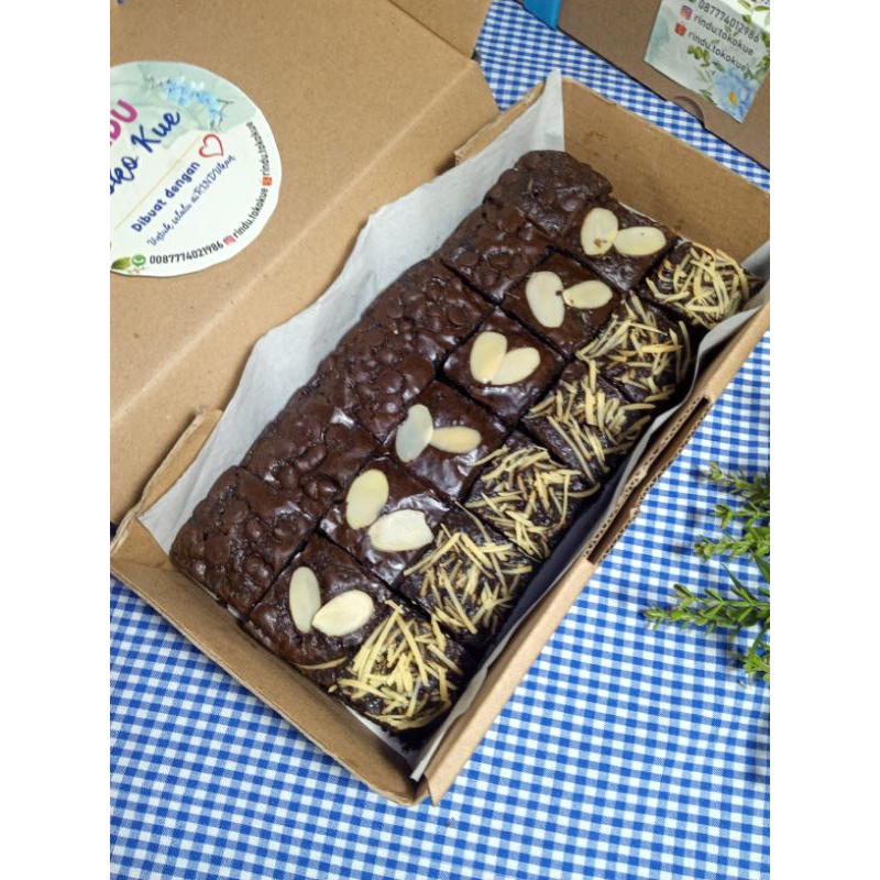 

Fudgy Brownies Dark Chocolate Topping Mix Almond, Choco Chips Dan Keju Ukuran 20×10