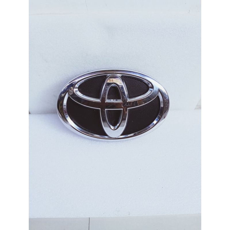 Logo Toyota bemper depan Toyota Fortuner