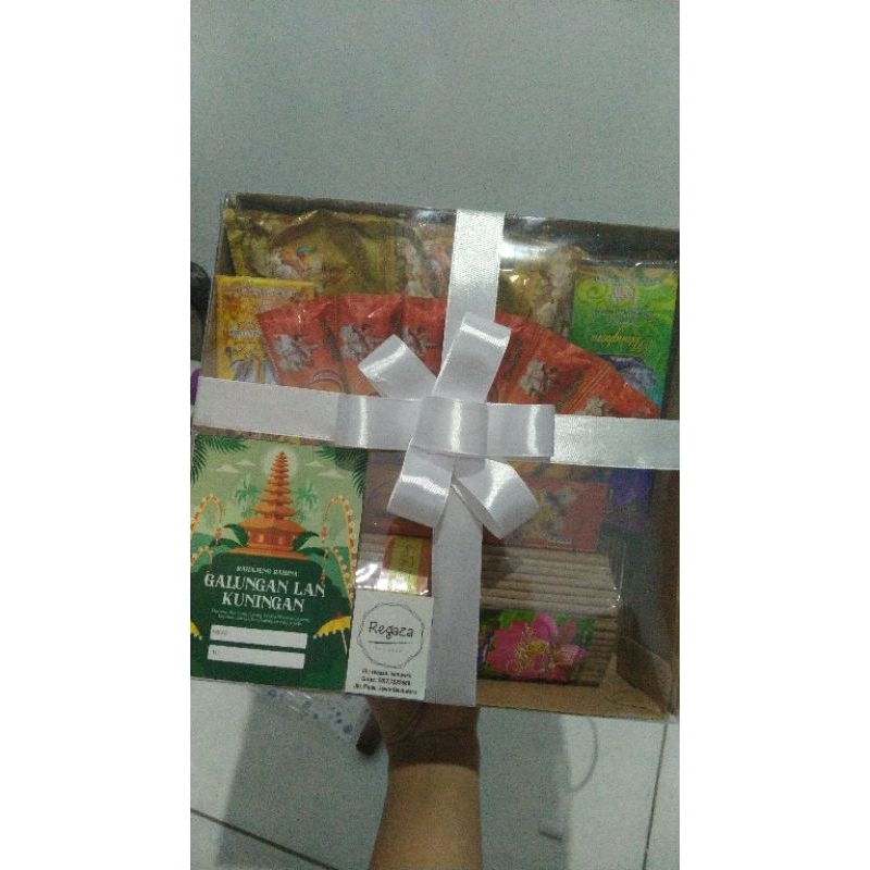 

hampers galungan, Kuningan, nyepi, lebaran, dan ulang tahun