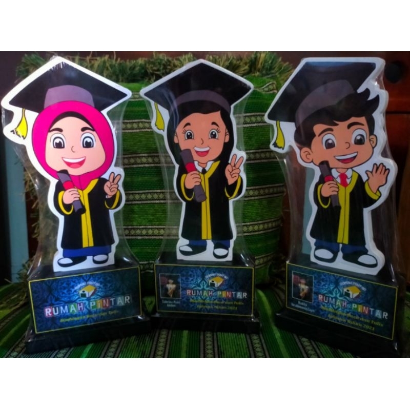 Plakat wisuda TK / RA / PAUD plakat wisuda akrilik plakat wisuda kayu piala wisuda