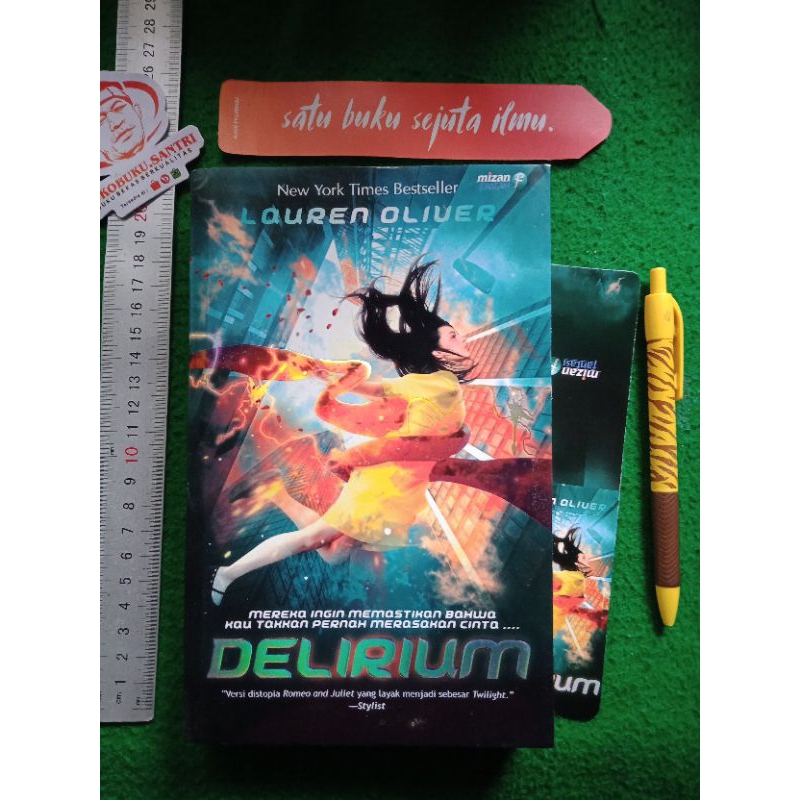 Buku Novel New York Times BestSeller : Delirium by Laurent Oliver.